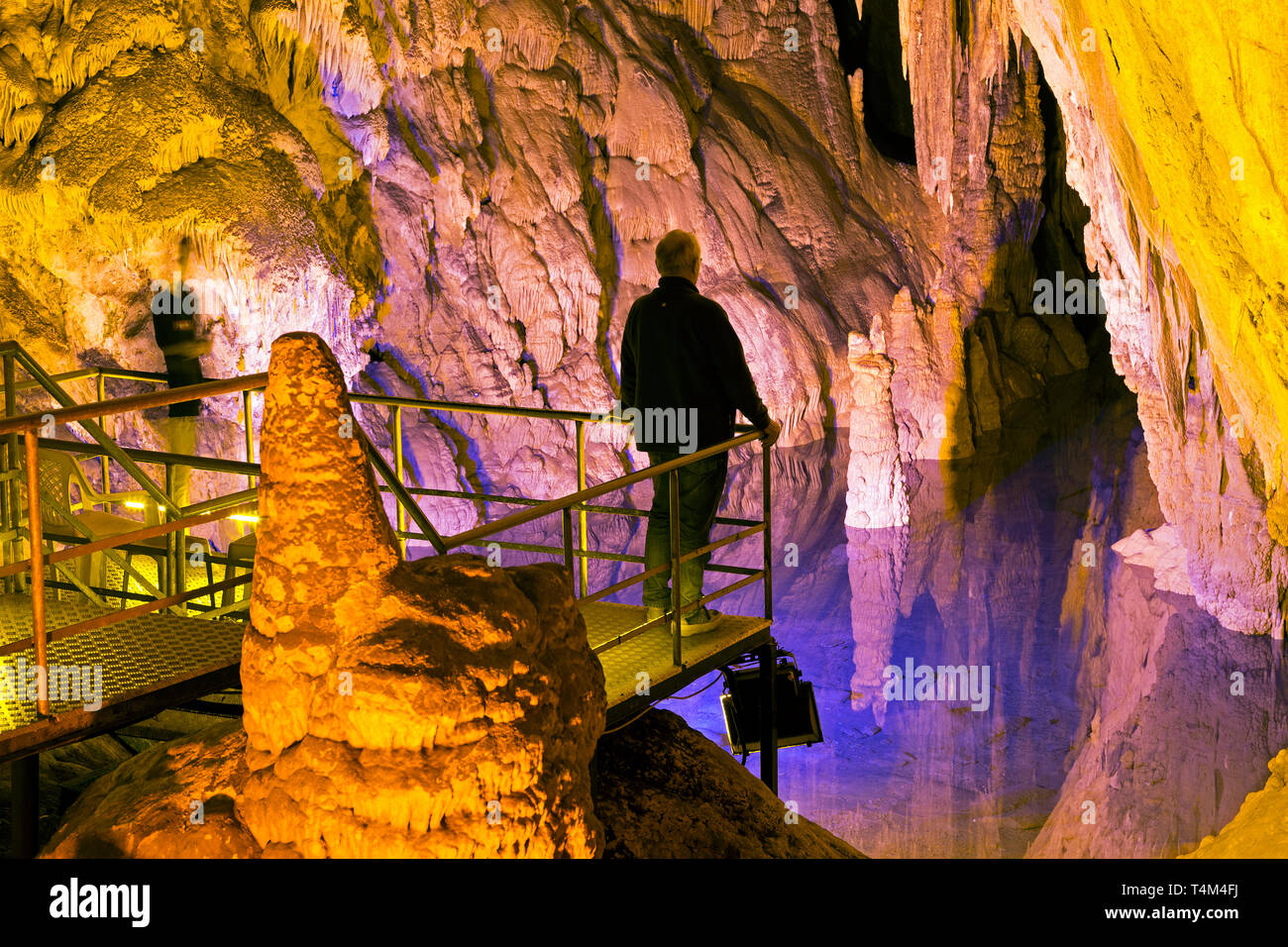 Piccolo lago interno Dim Magarasi flowstone grotta, Kestel, Alanya, Provincia di Antalya, Turchia Foto Stock