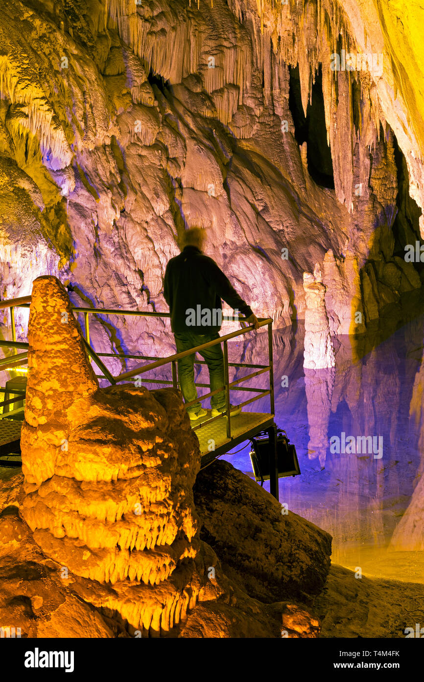 Piccolo lago interno Dim Magarasi flowstone grotta, Kestel, Alanya, Provincia di Antalya, Turchia Foto Stock