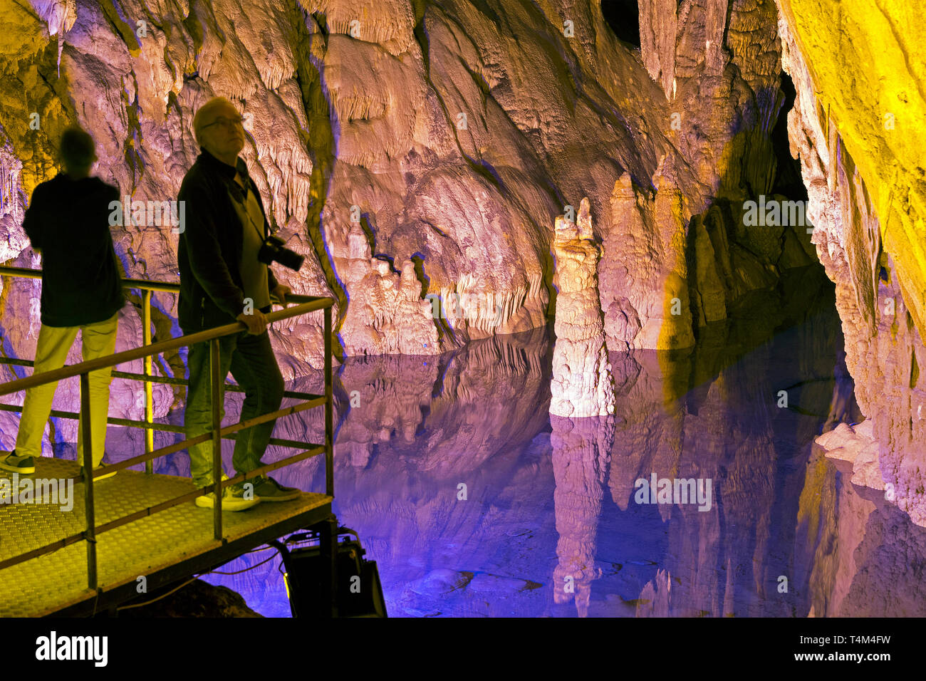 Piccolo lago interno Dim Magarasi flowstone grotta, Kestel, Alanya, Provincia di Antalya, Turchia Foto Stock