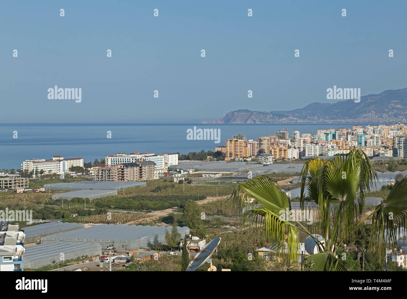 Kargicak con gli edifici ad alta di Mahmutlar in background, Alanya, Provincia di Antalya, Turchia Foto Stock