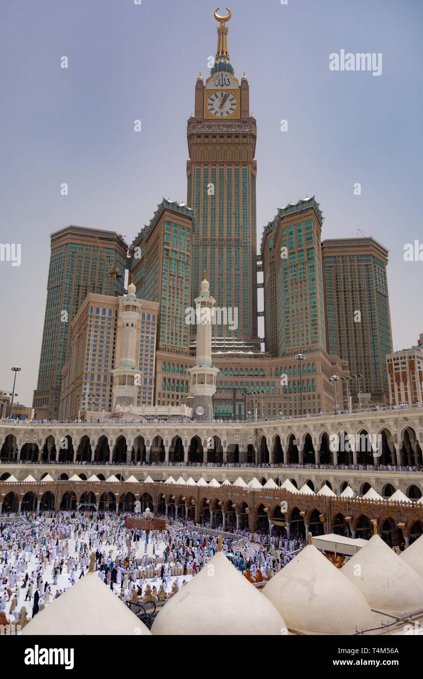 Skyline con Abraj Al Bait (Royal Clock Tower Makkah) a La Mecca, Arabia Saudita. Foto Stock