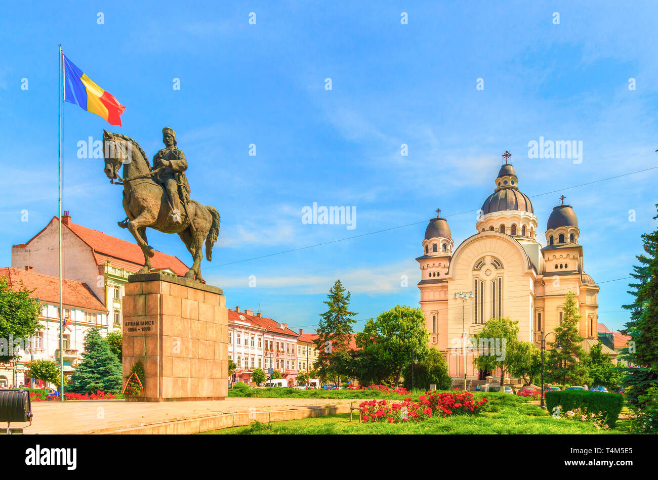 Avram Iancu statua e ortodossa nella Piazza delle Rose, Targu Mures, Transilvania, Romania. Foto Stock