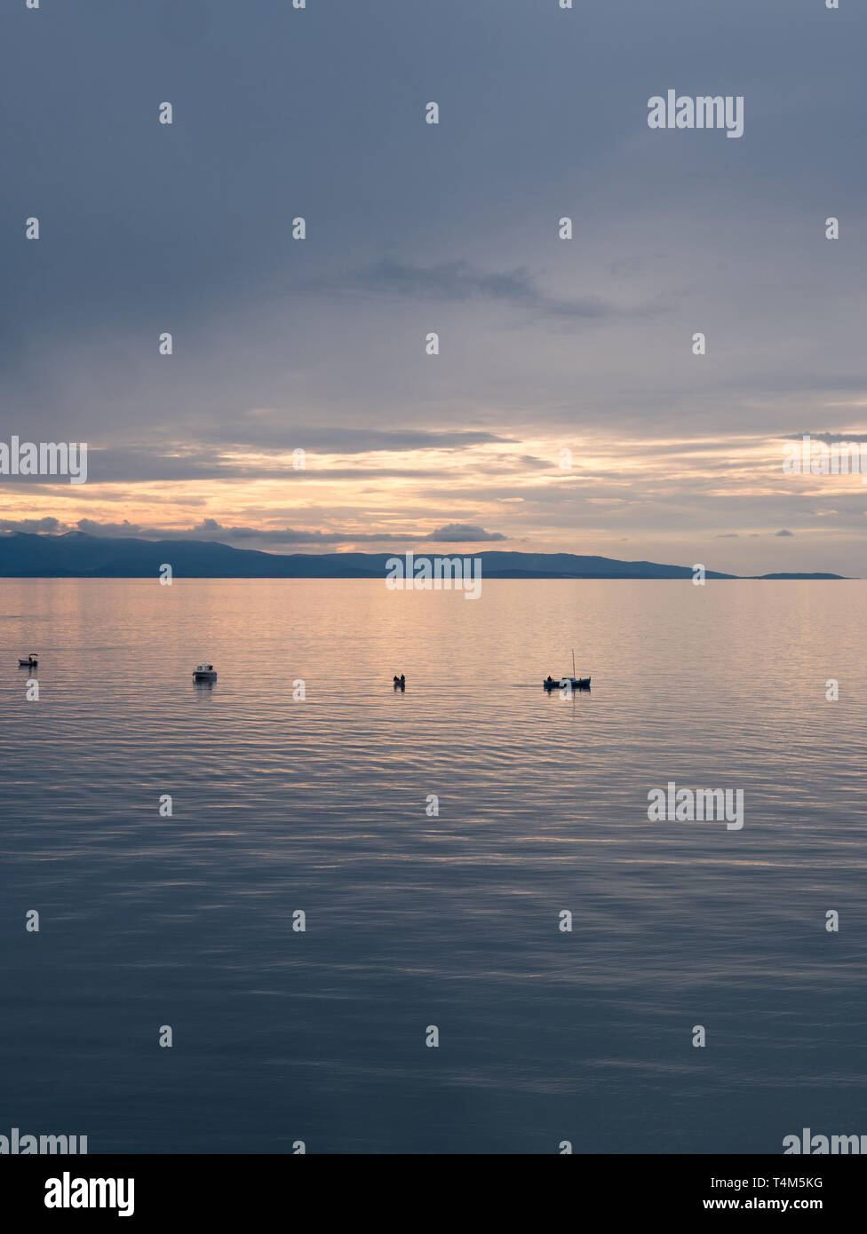 Piccole barche da pesca sulla calma il mare blu in riviera di Makarska, Croazia Foto Stock