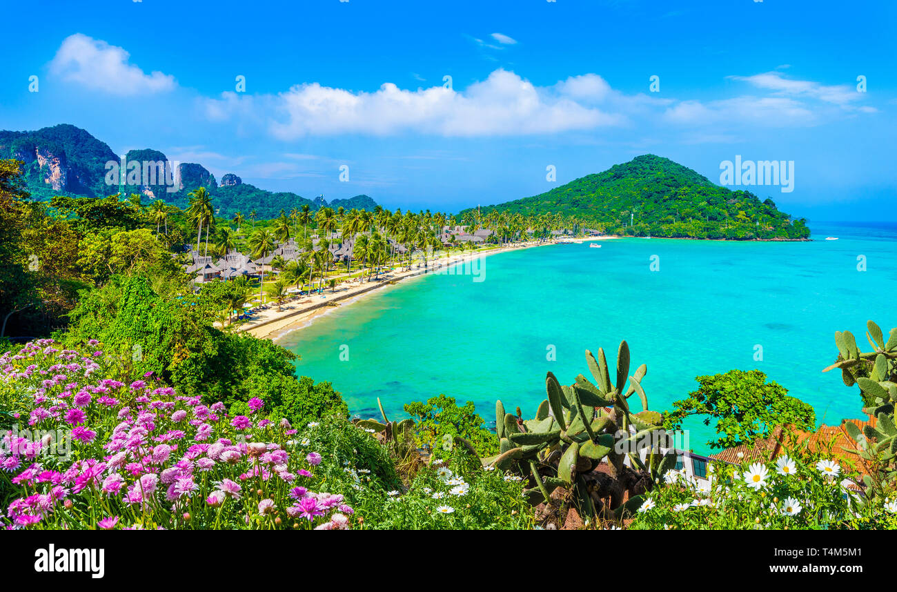 Vista di Loh Ssamah Bay a Ko Phi Phi island Lee, Provincia di Krabi, sul Mare delle Andamane, Thailandia Foto Stock