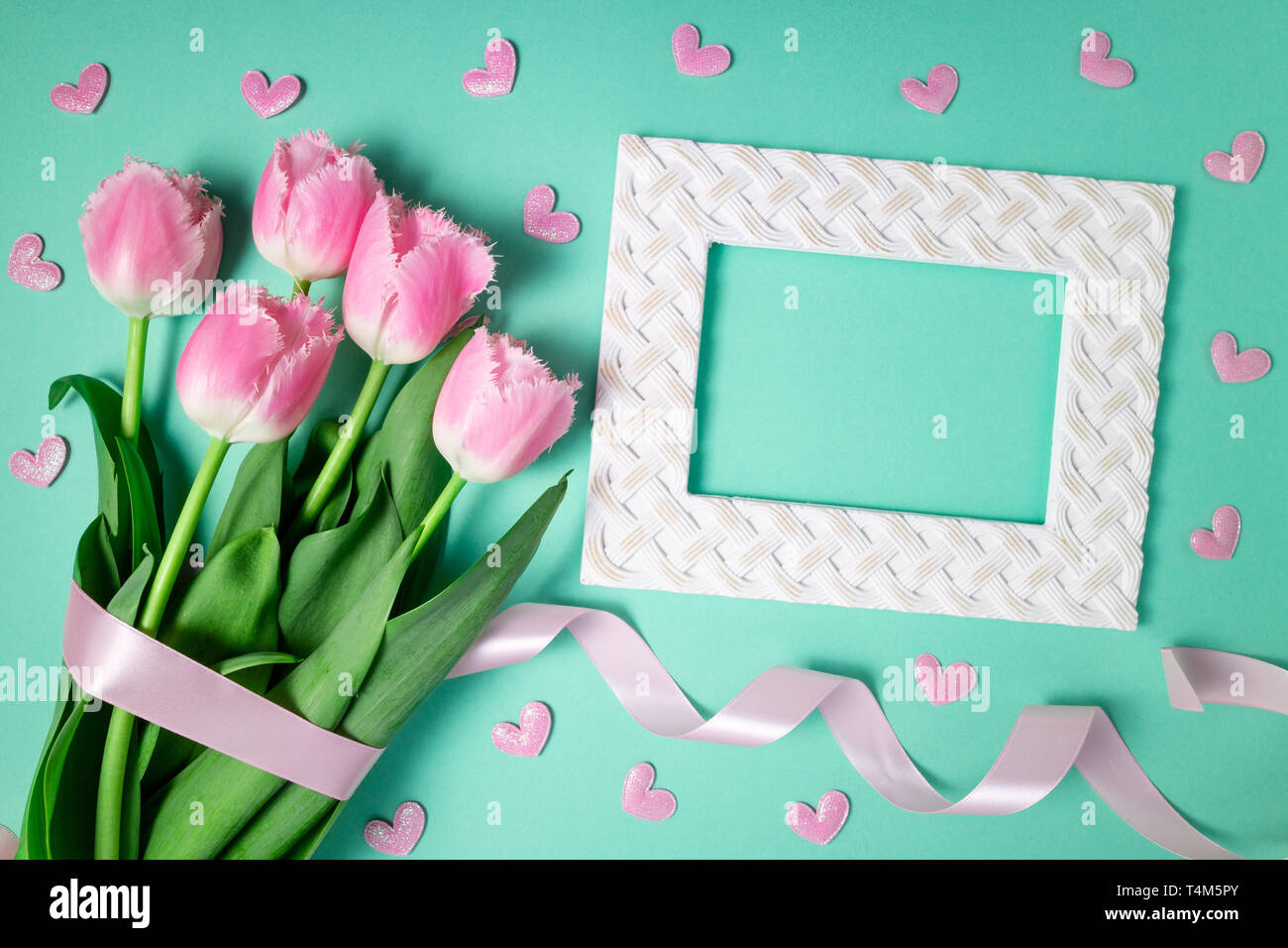 Fiori di Primavera. Bouquet di fiori di tulipani su uno sfondo colorato. Vacanze, Pasqua, 8 marzo, buon compleanno, anniversario di nozze, congratulazioni scheda c Foto Stock