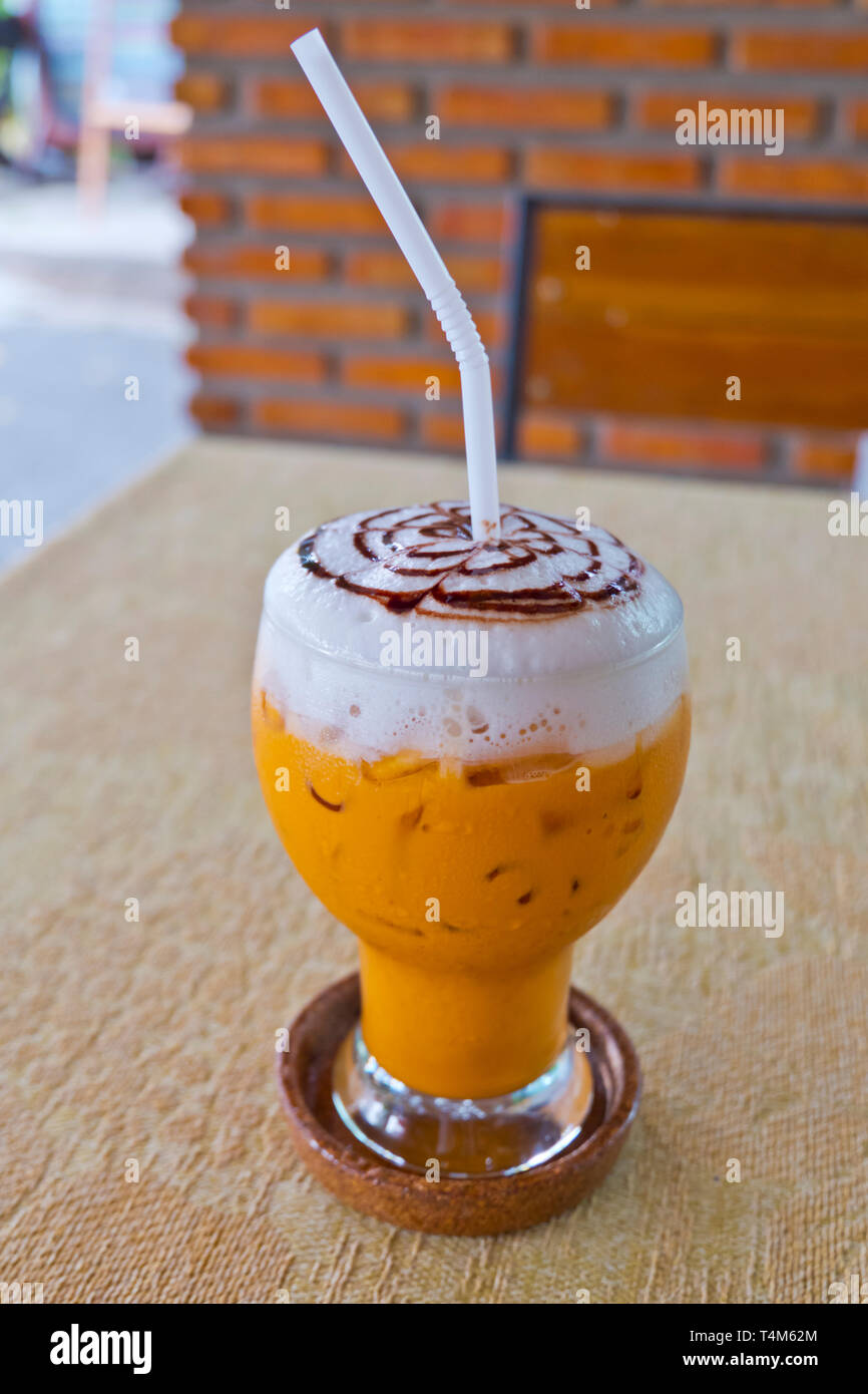 Cha Yen, Rosso Thai tè freddo con latte, Kanchanaburi Thailandia Foto Stock