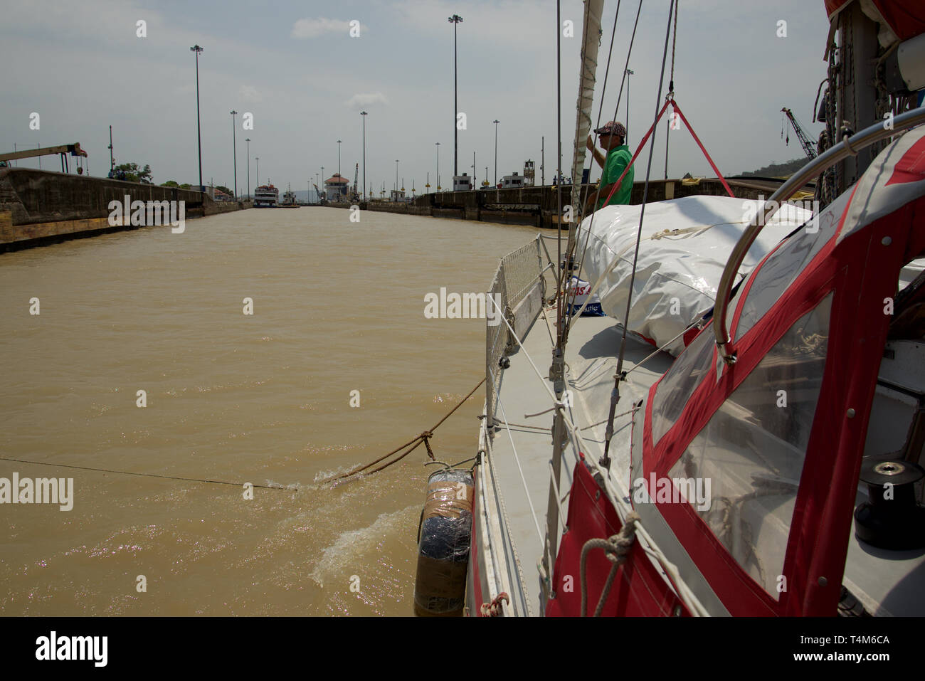 Vista di prua di una barca a vela rosso in transito attraverso il canale di Panama Foto Stock