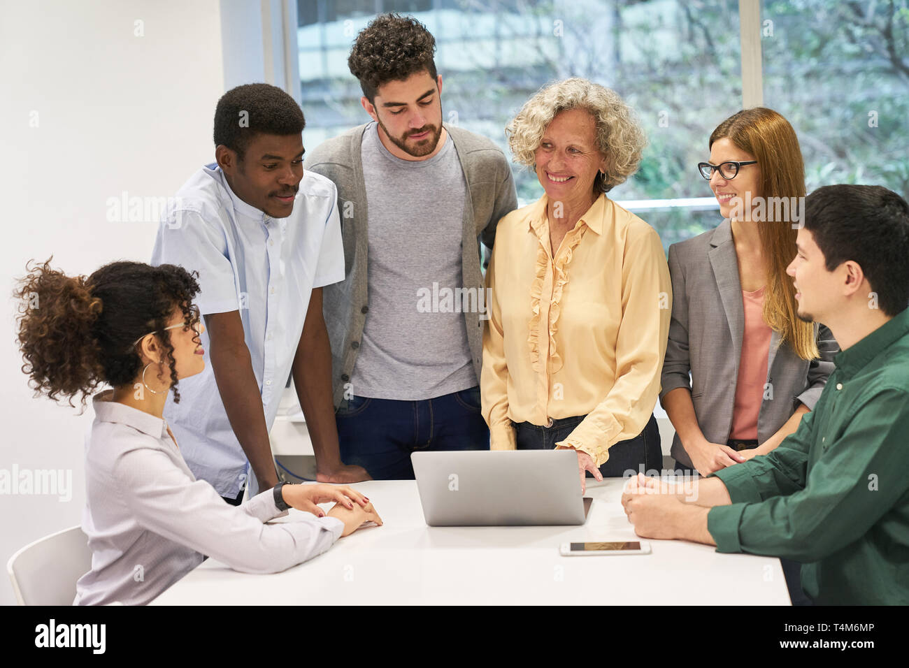 I giovani creativi software developer team guarda su un computer portatile Foto Stock