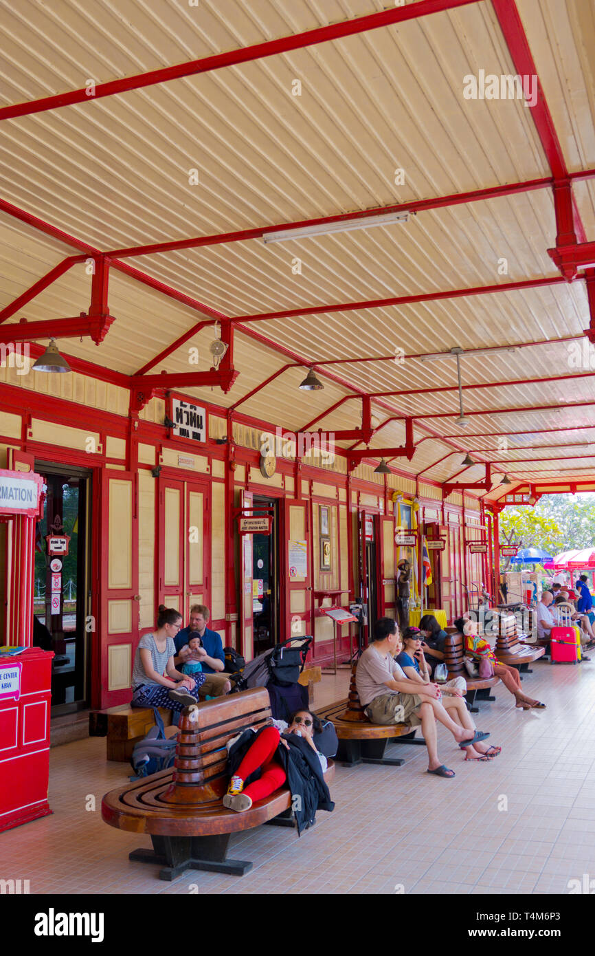 Area di attesa, con la stazione ferroviaria di Hua Hin, Thailandia Foto Stock