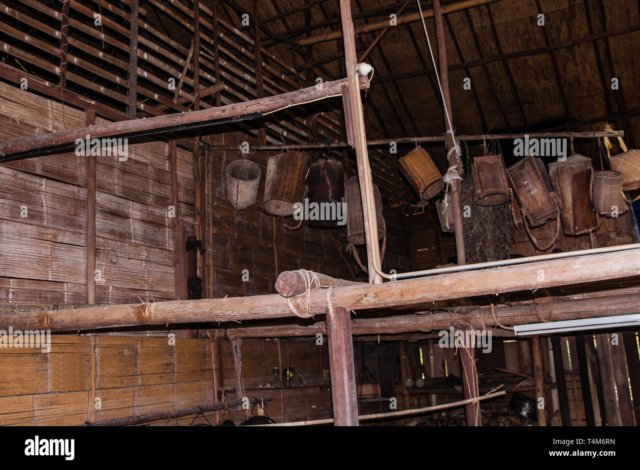 L'interno di etnia Iban longhouse, Sarawak, Borneo Foto Stock