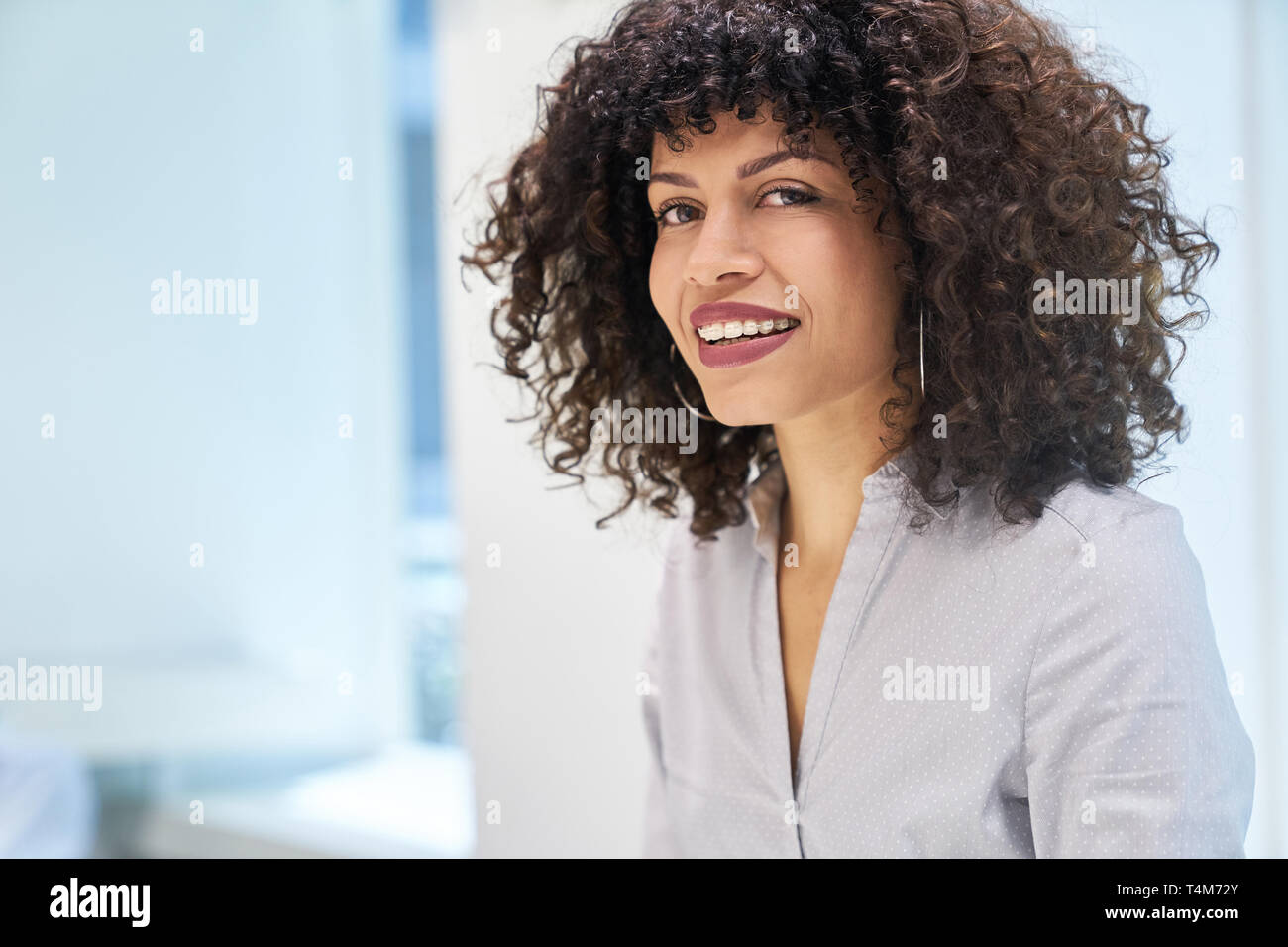 Giovane donna dinamica come una donna di carriera o di tirocinante in azienda Foto Stock