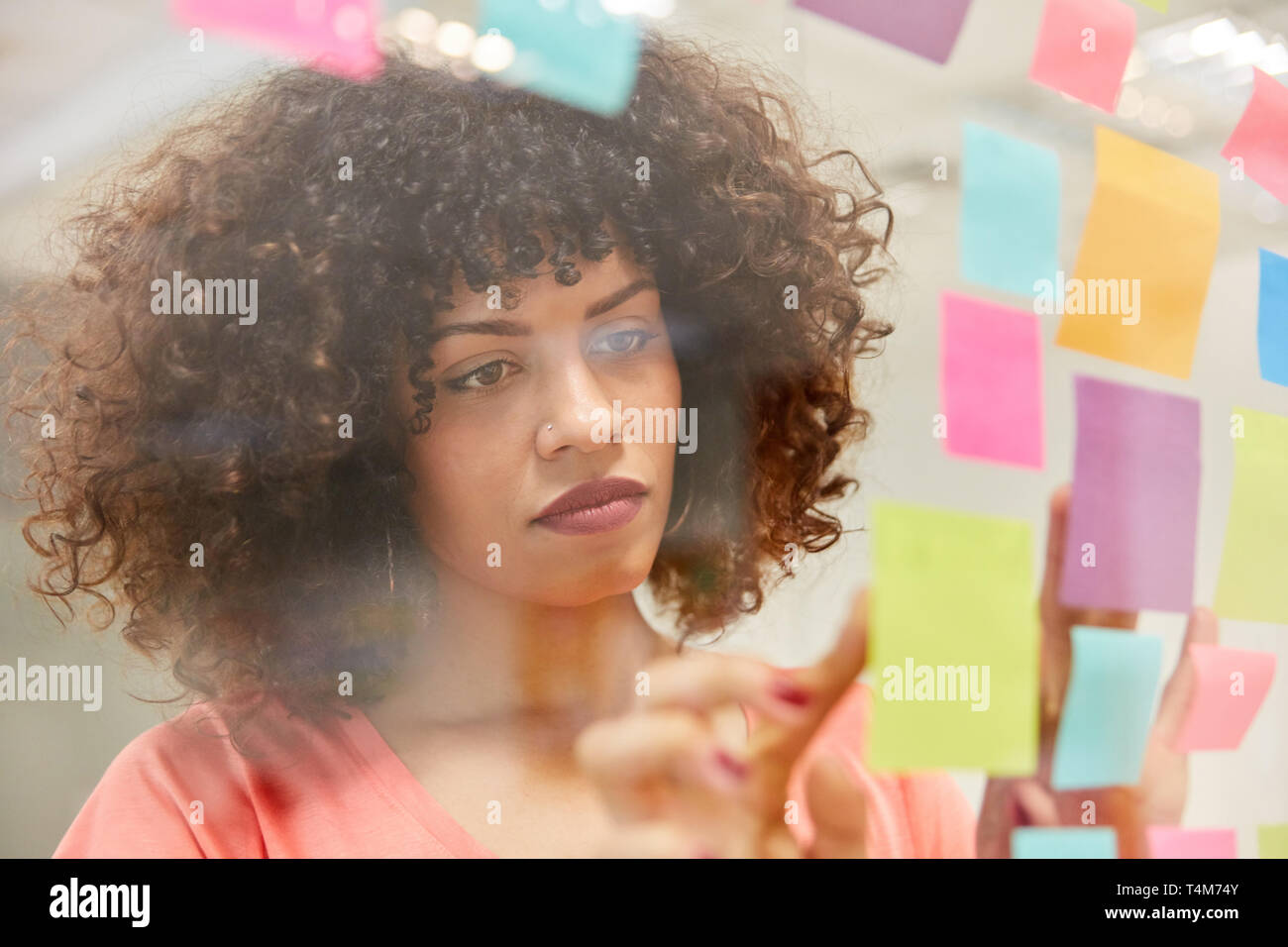 African business donna brainstorming creativo con note e note Foto Stock