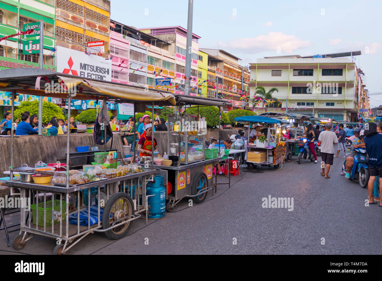 Chioschi, Mitkasema mercato notturno, Surat Thani, Thailandia Foto Stock