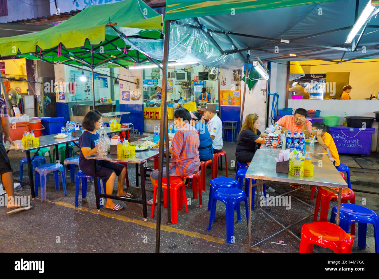 Zona pranzo, il Mercato Notturno, Surat Thani, Thailandia Foto Stock