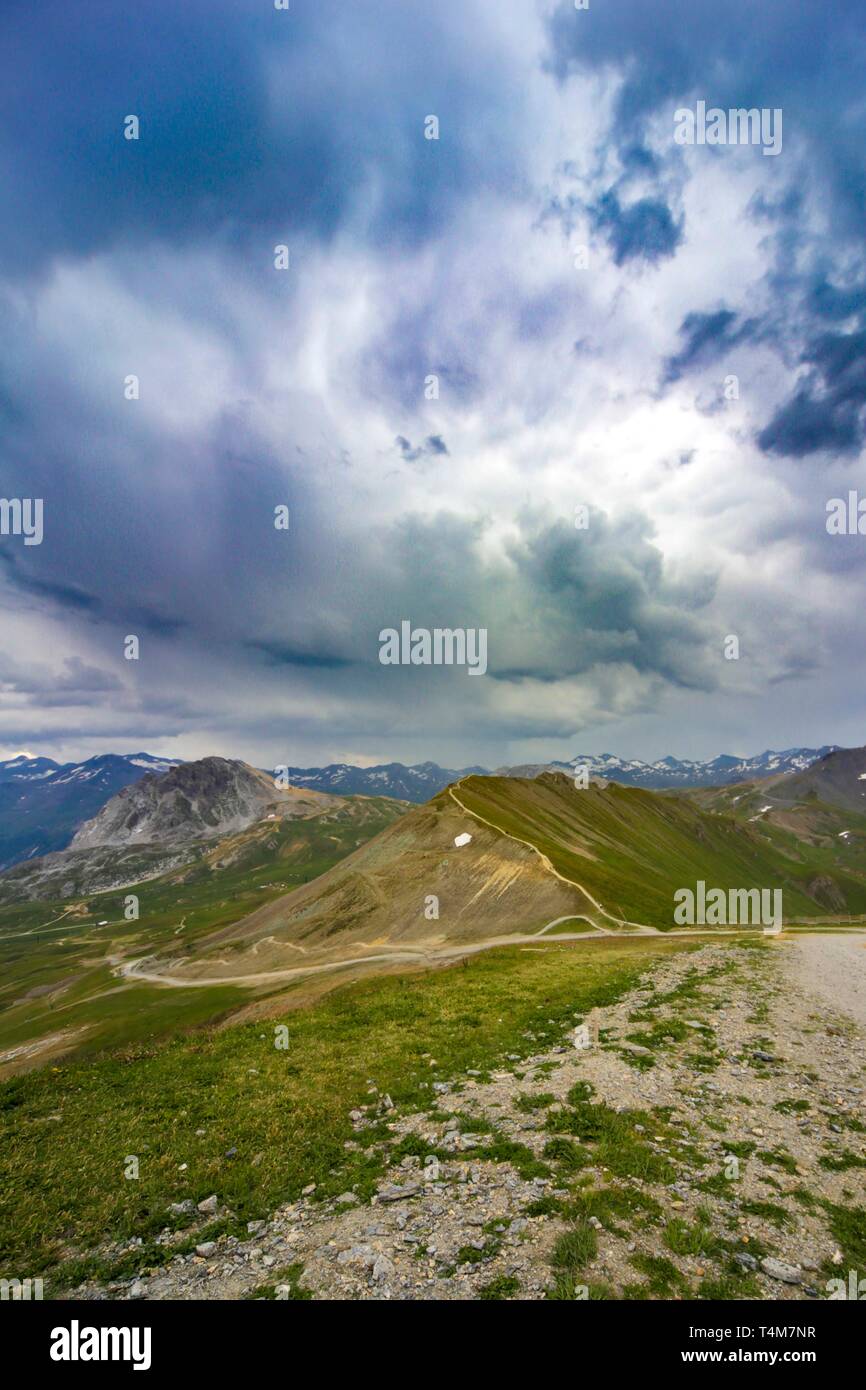Straordinaria montagna alpina ridge in tempesta, Tignes, Francia Foto Stock