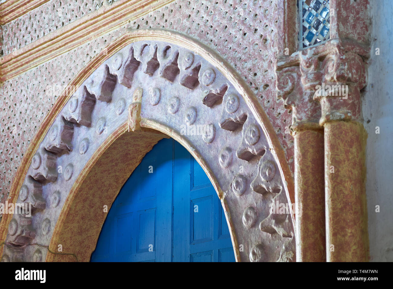 Primo piano di una bella casa marocchina ingresso con porta blu e decorate in stile moresco arco nella medina (kasbah area) di Tangeri (Tanger, Marocco Foto Stock