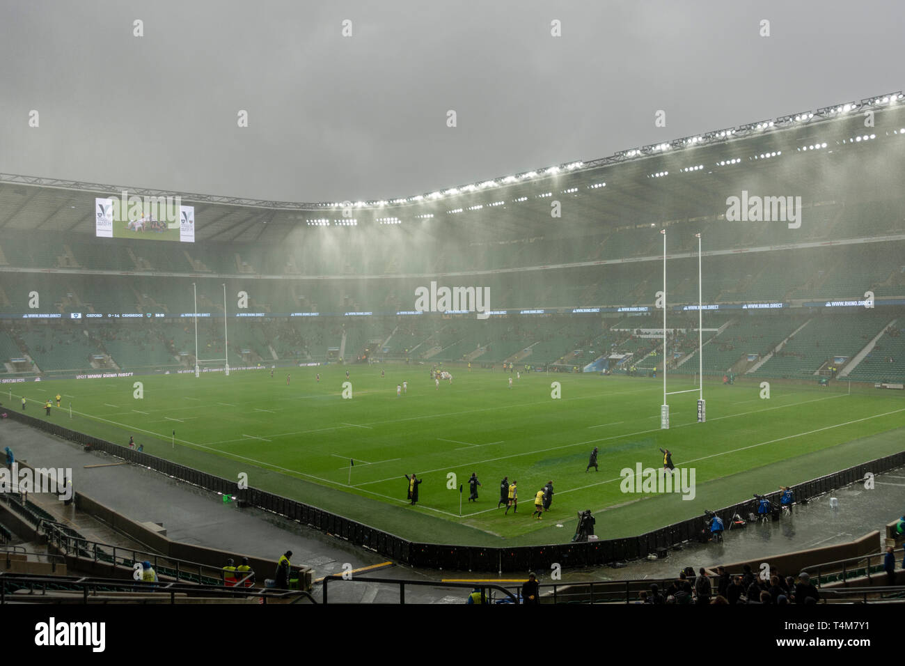 Una partita molto bagnata di Rugby Union (Women's Oxford vs Cambridge University Varsity game 2017) all'Allianz Stadium, Twickenham a Londra, Regno Unito. Foto Stock