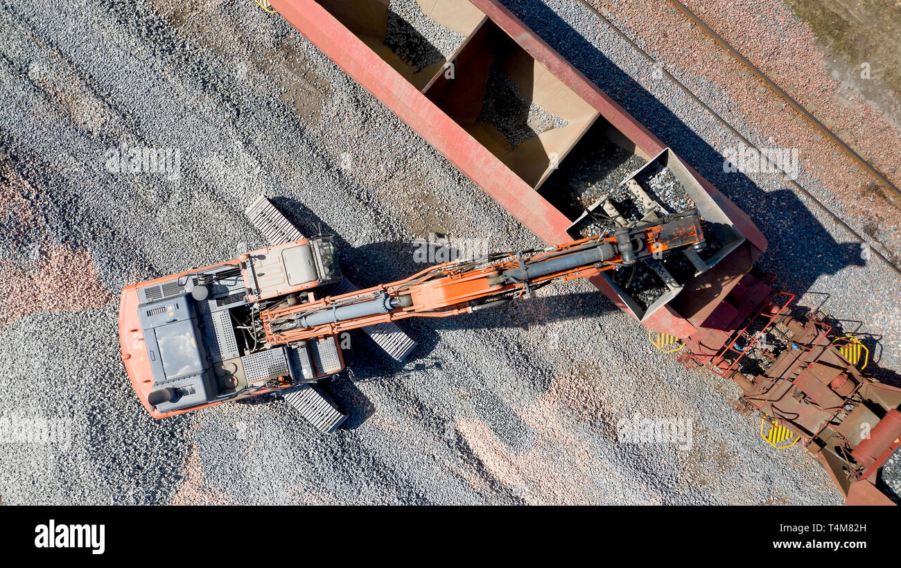 Foto aerea di un escavatore il caricamento di un carro con ghiaia Foto Stock