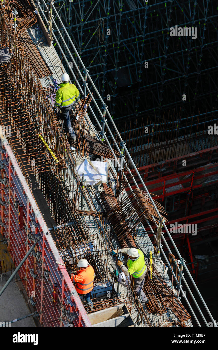 Germania - industria edilizia, lavoratori edili di lavoro su un sito in costruzione. Deutschland - Bauwirtschaft, Bauarbeiter arbeiten auf einer Baustel Foto Stock