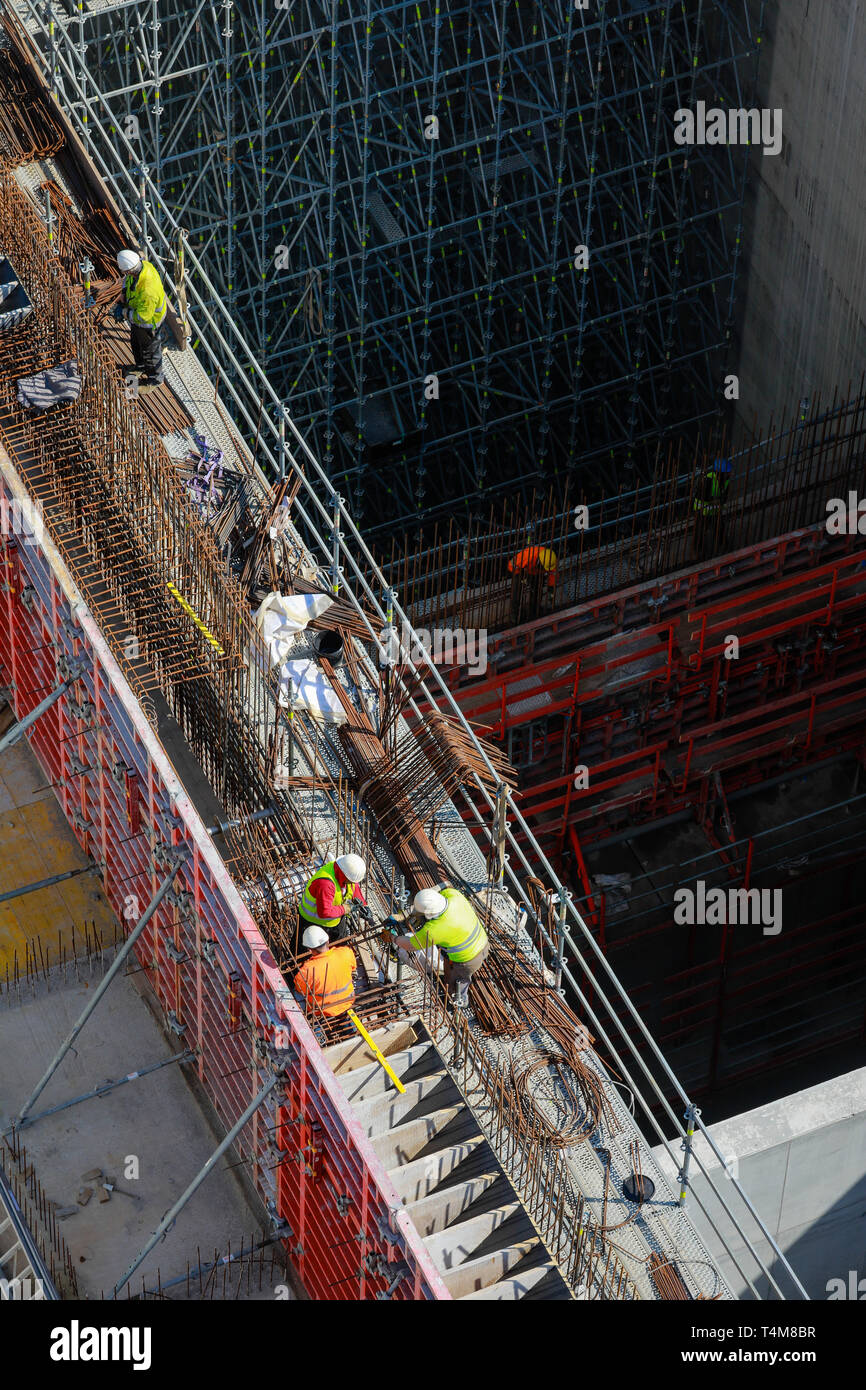 Germania - industria edilizia, lavoratori edili di lavoro su un sito in costruzione. Deutschland - Bauwirtschaft, Bauarbeiter arbeiten auf einer Baustel Foto Stock