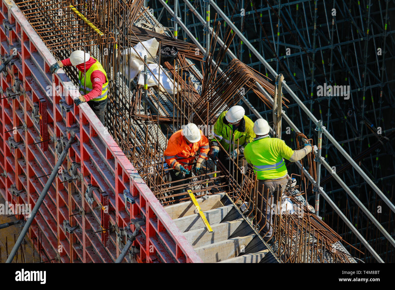 Germania - industria edilizia, lavoratori edili di lavoro su un sito in costruzione. Deutschland - Bauwirtschaft, Bauarbeiter arbeiten auf einer Baustel Foto Stock