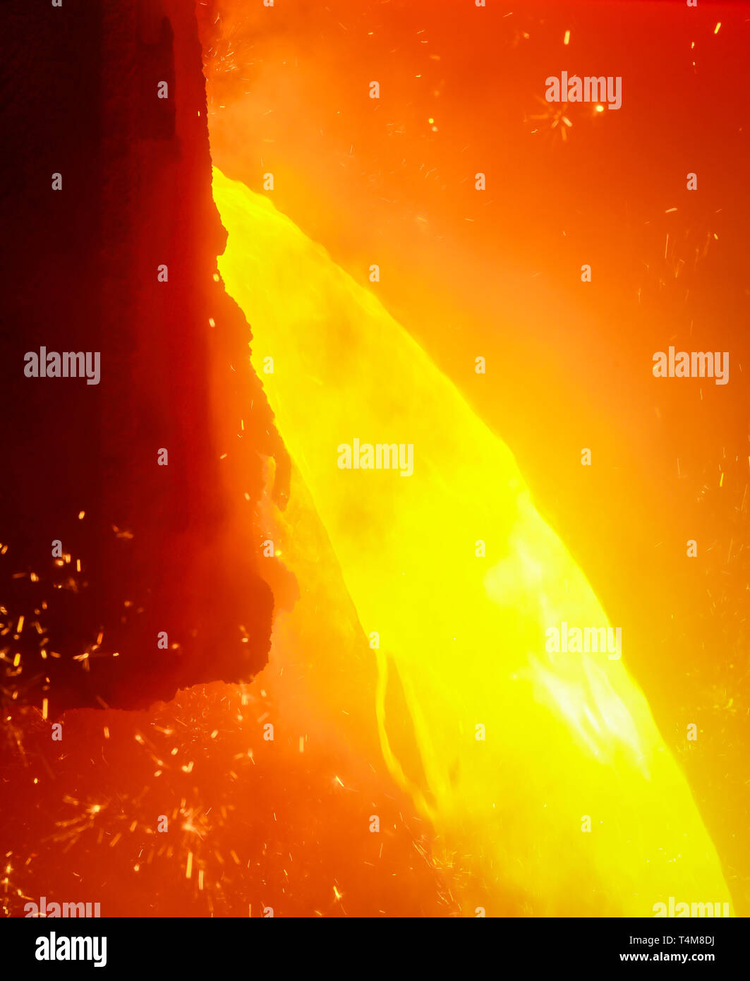 Duisburg, la zona della Ruhr, Renania settentrionale-Vestfalia, Germania - ThyssenKrupp Steel, 1500 grado a caldo di ferro di maiale durante la maschiatura a altoforno 8, fino a 19 percen Foto Stock