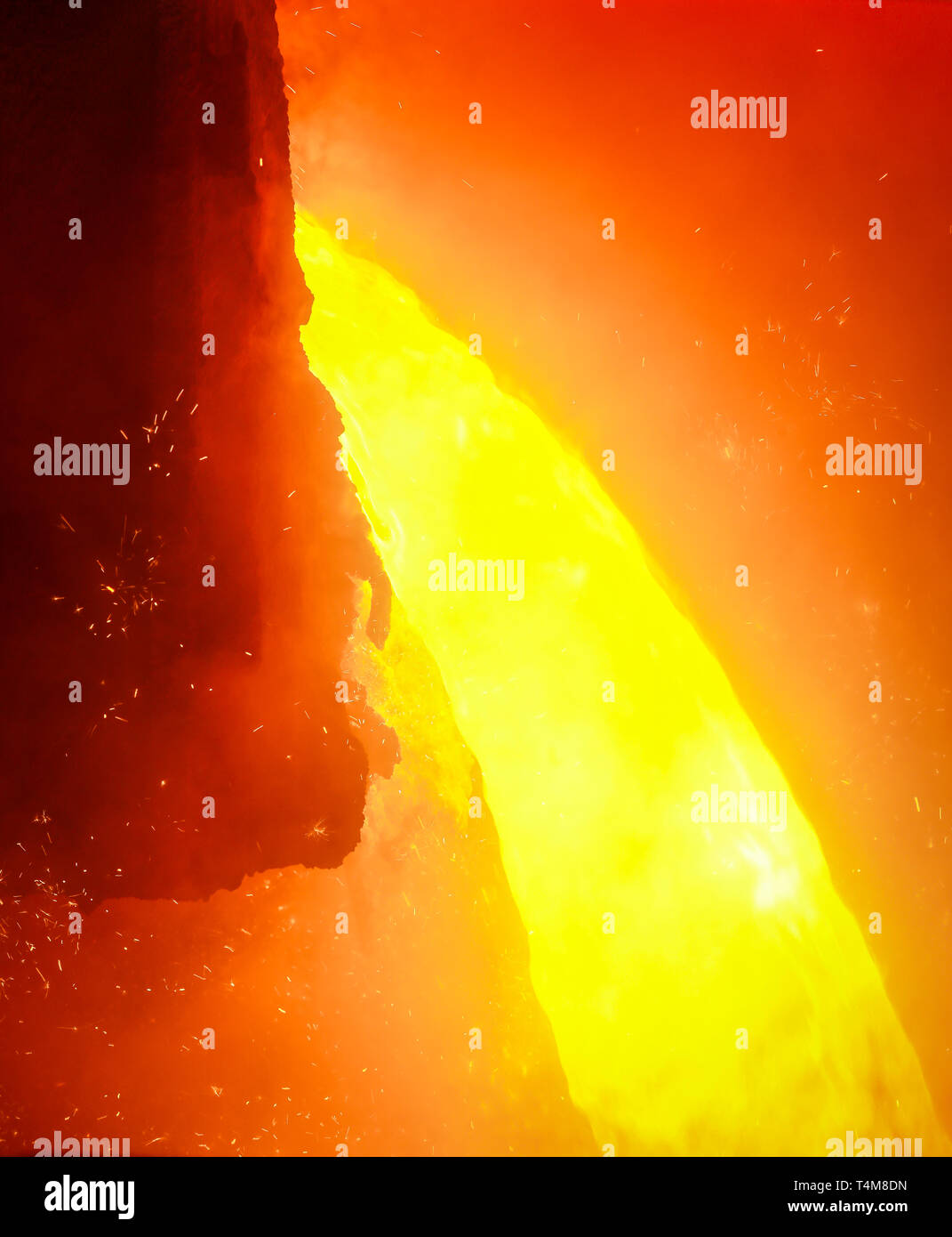 Duisburg, la zona della Ruhr, Renania settentrionale-Vestfalia, Germania - ThyssenKrupp Steel, 1500 grado a caldo di ferro di maiale durante la maschiatura a altoforno 8, fino a 19 percen Foto Stock