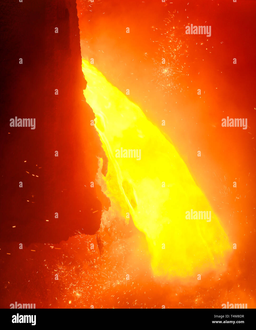 Duisburg, la zona della Ruhr, Renania settentrionale-Vestfalia, Germania - ThyssenKrupp Steel, 1500 grado a caldo di ferro di maiale durante la maschiatura a altoforno 8, fino a 19 percen Foto Stock