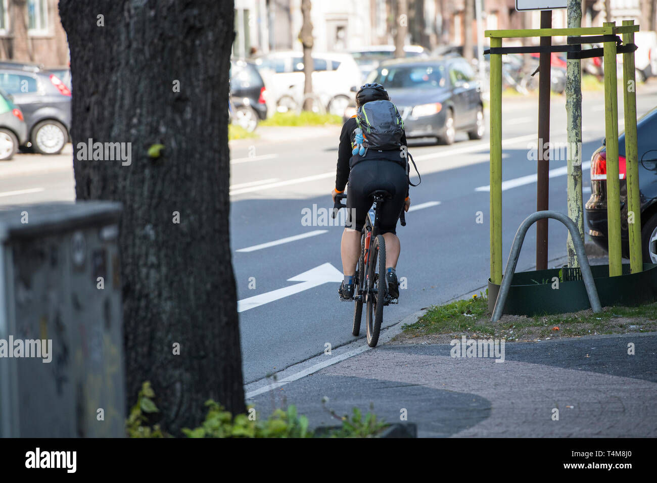 Ambiente lane per autobus, biciclette e-auto e taxi a Düsseldorf, Germania. Foto Stock