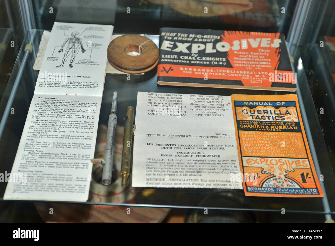 Tattiche di guerriglia e gli esplosivi di opuscoli a Parham Airfield Museum, Framlingham, Suffolk, Inghilterra, Regno Unito Foto Stock