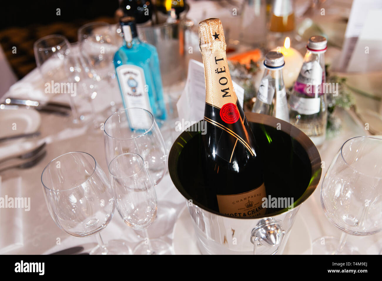 JURMALA, Lettonia - 01 gennaio 2019: Moet champagne di lusso su un tavolo con una bottiglia di gin Bombay in background Foto Stock