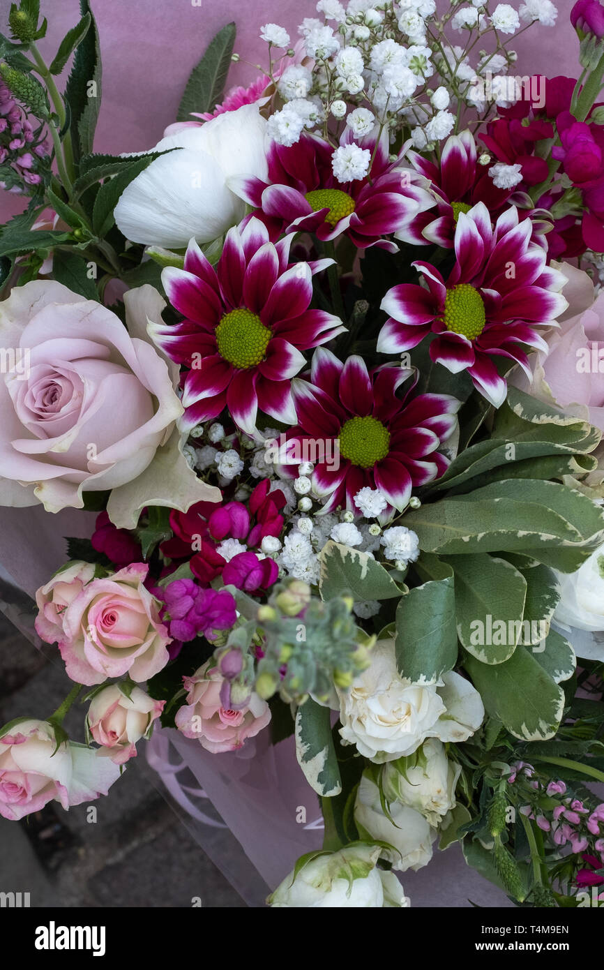 Una vista dall'alto in basso di mazzetti di fiori variopinti e rose per la  vendita su un mercato locale, compresi rosa, rosso e viola Foto stock -  Alamy