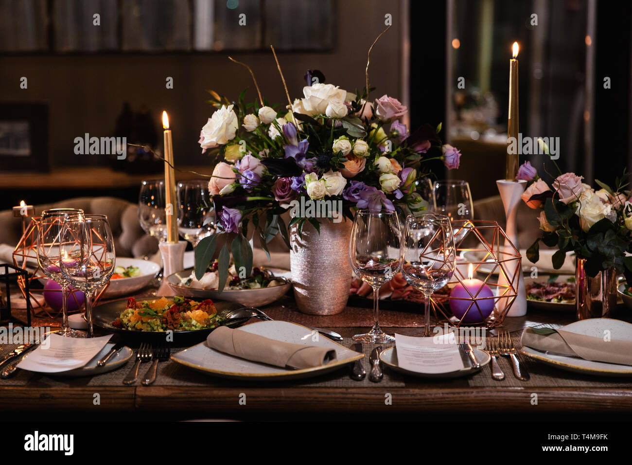 La decorazione di un tavolo a un ricevimento di matrimonio o festa di compleanno - bellissimi colori scuri Foto Stock