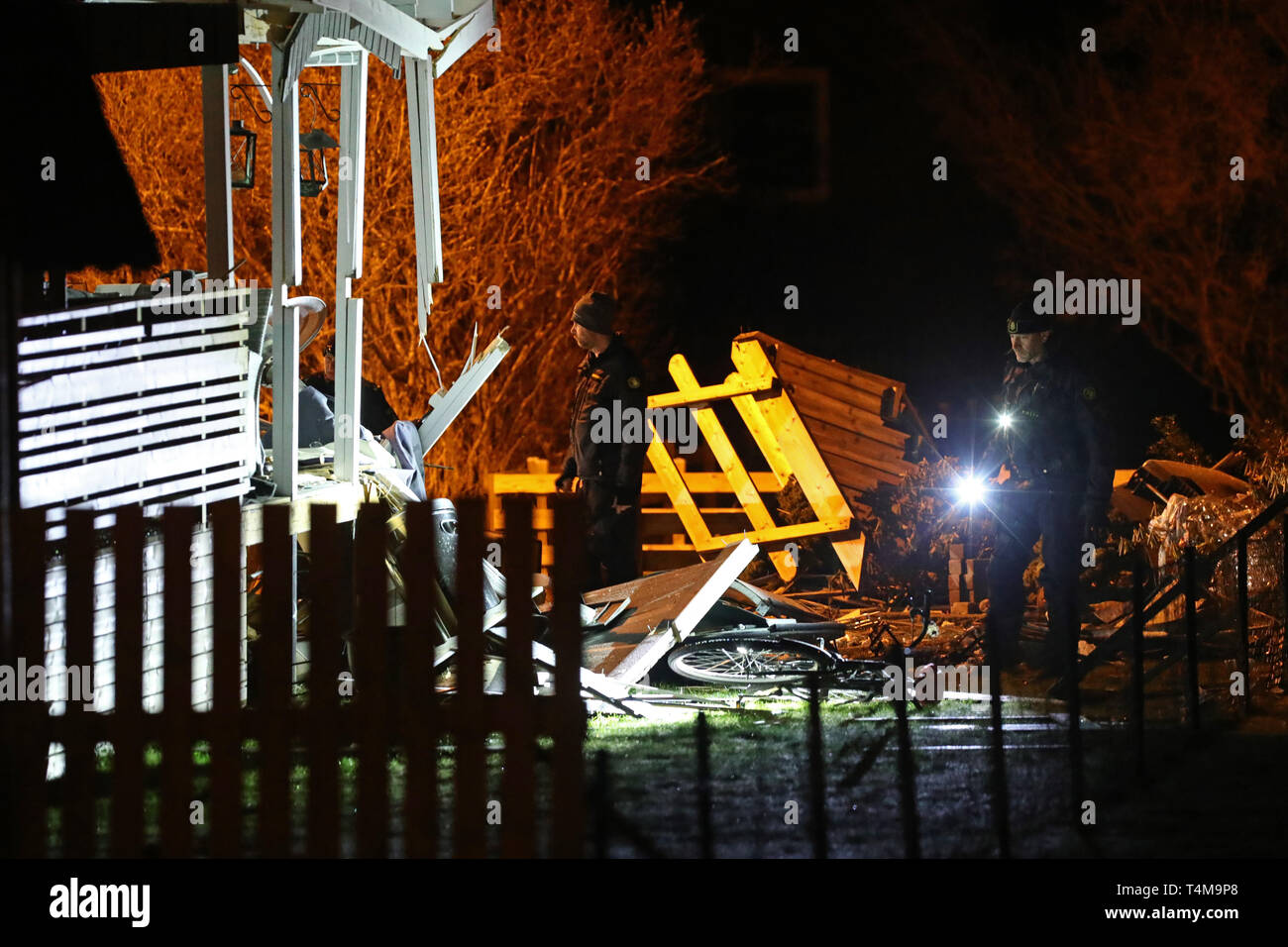 Motala, Svezia 20190331 tardi Domenica sera, una zona residenziale in Motala è stato scosso da una forte esplosione. Il balcone di una villa fu completamente distrutta e due persone che erano in casa sono stati portati in un ospedale. Il servizio di soccorso, di polizia e ambulanza sul sito. Foto Jeppe Gustafsson Foto Stock