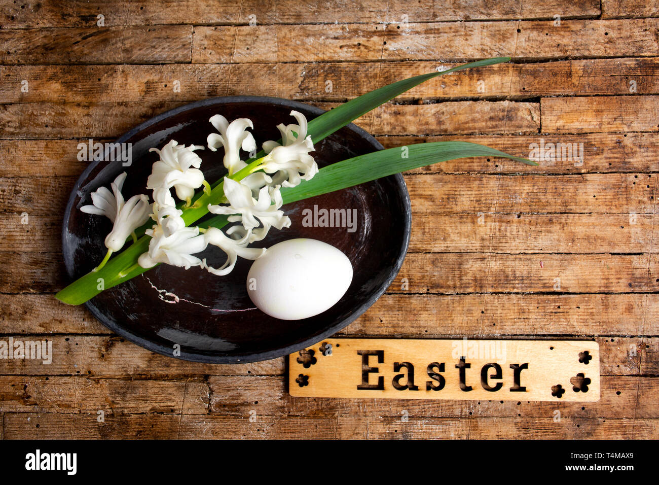 Bianco d'uovo di gallina e giacinto fiori di primavera con la Pasqua nota Foto Stock