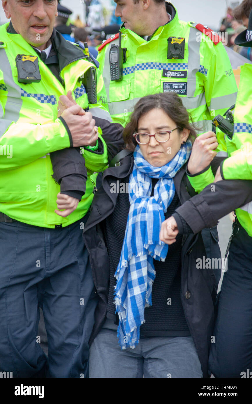 16 Aprile 2019: Eccitazione ribellione: Protester getting portano lontano in manette da una Met funzionario di polizia sul ponte di Waterloo, London.UK Foto Stock