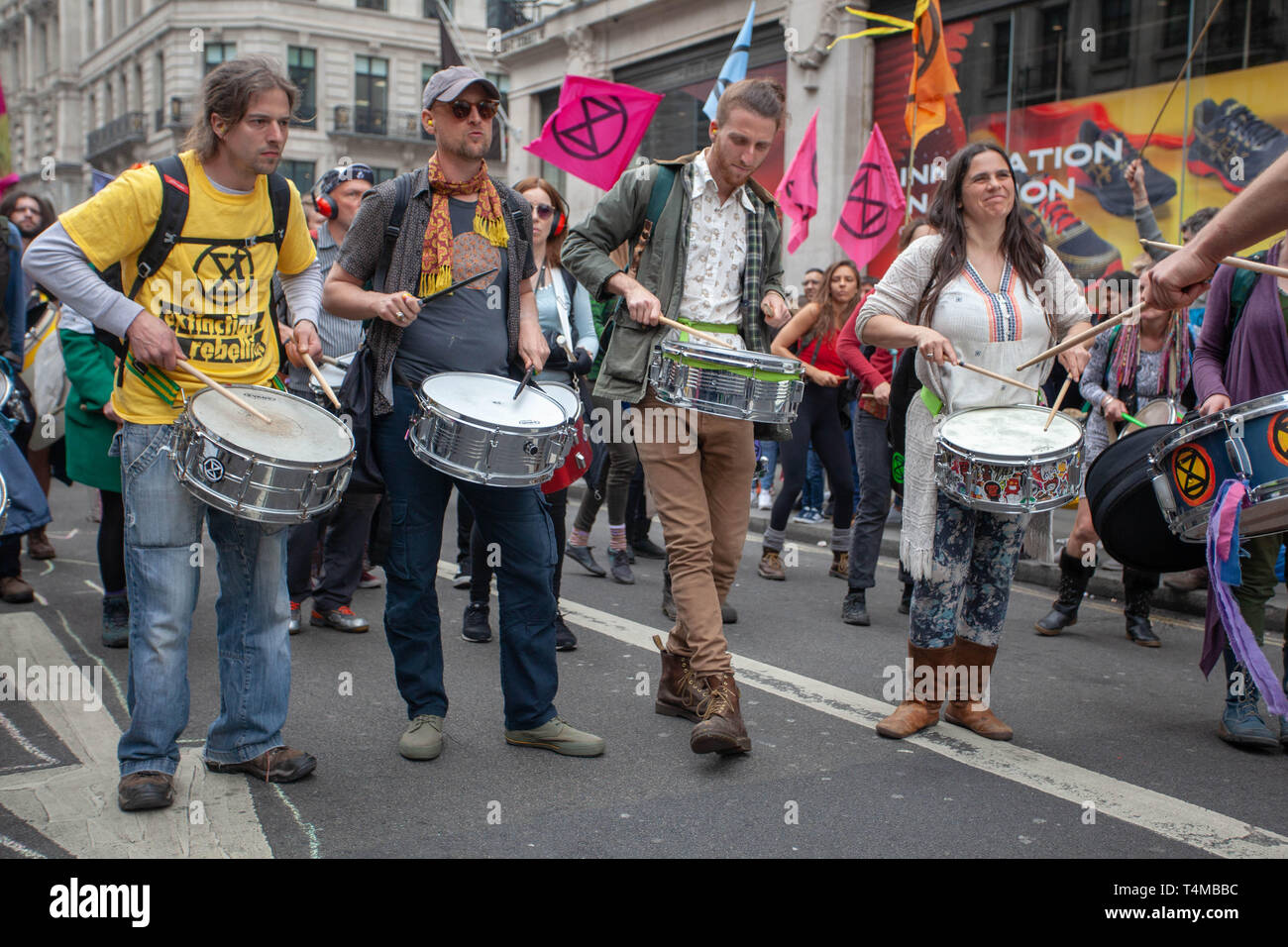 Londra Regno Unito 17 aprile 2019: Ribellione dell'estinzione: Attivisti per il cambiamento climatico che protestano in Regent Street, Oxford Circus, credito: Ian Humphreys Foto Stock
