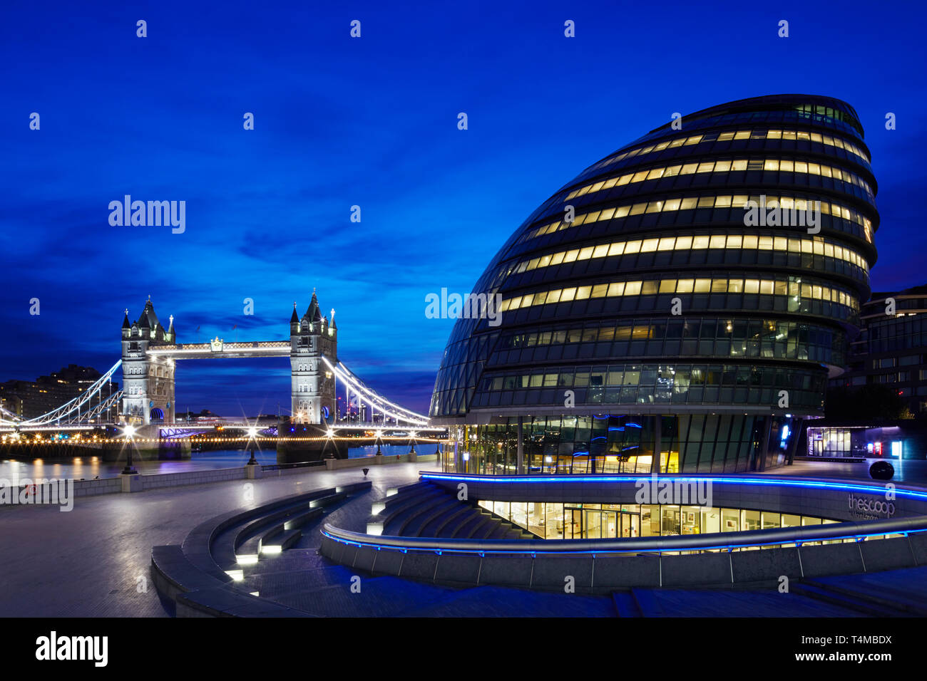 Il municipio e il Tower Bridge illuminato a sunrise, Londra, Inghilterra, Gran Bretagna Foto Stock