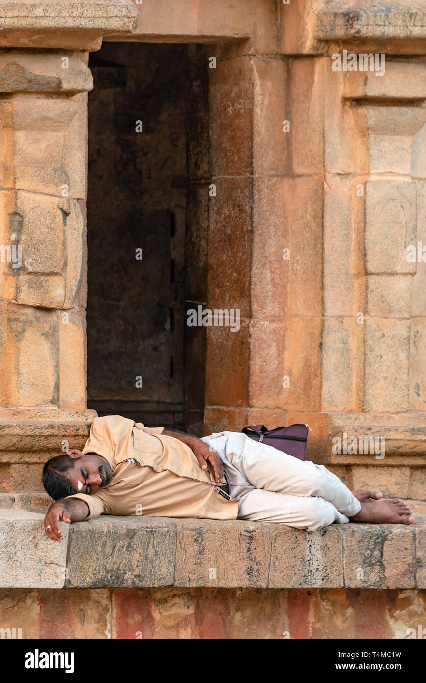 Ritratto verticale di un ben vestito uomo addormentato veloce a Thanjavur, in India. Foto Stock