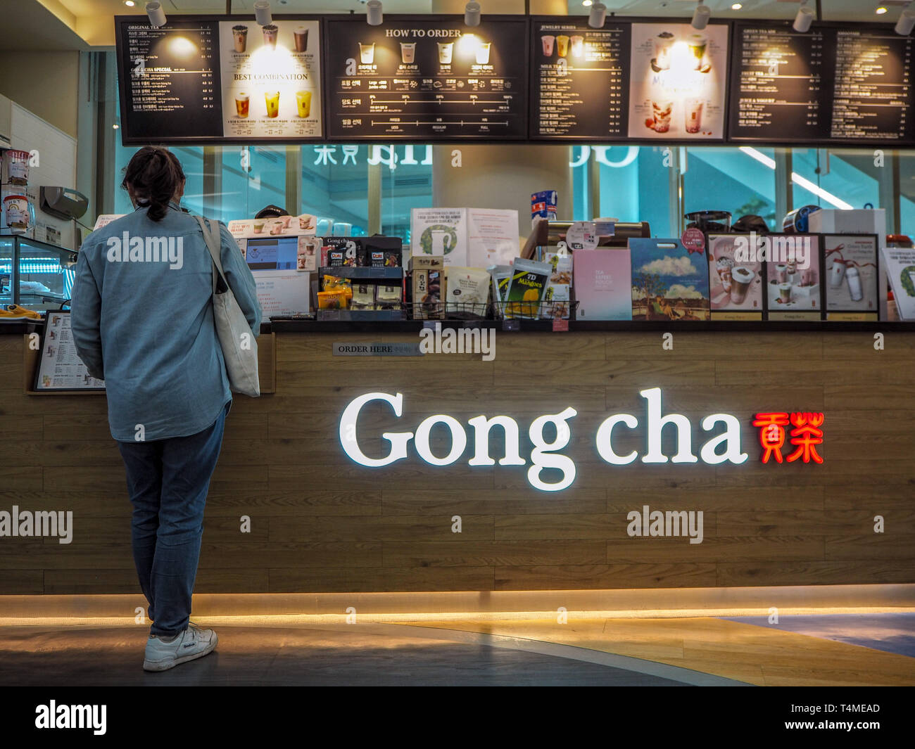 Marzo 2019 - Corea del Sud: giovane donna asiatica di effettuare un ordine  a un Gong taiwanesi Cha bubble tea shop in franchising famoso per la sua  perla del tè di latte