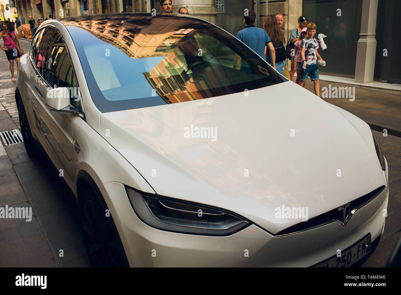 Barcellona, Spagna - 25 agosto 2018: Bianco Tesla model X è in carica nel parcheggio. lusso crossover utility vehicle realizzato da Tesla. Foto Stock