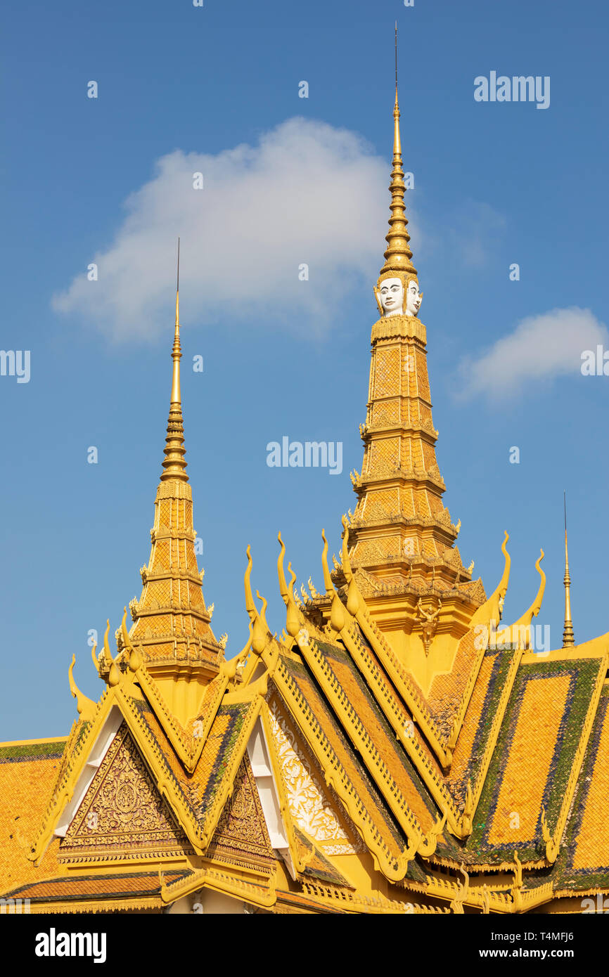 Guglia dorata del Trono Hall presso il Palazzo Reale di Phnom Penh, Cambogia, Asia sud-orientale, Asia Foto Stock