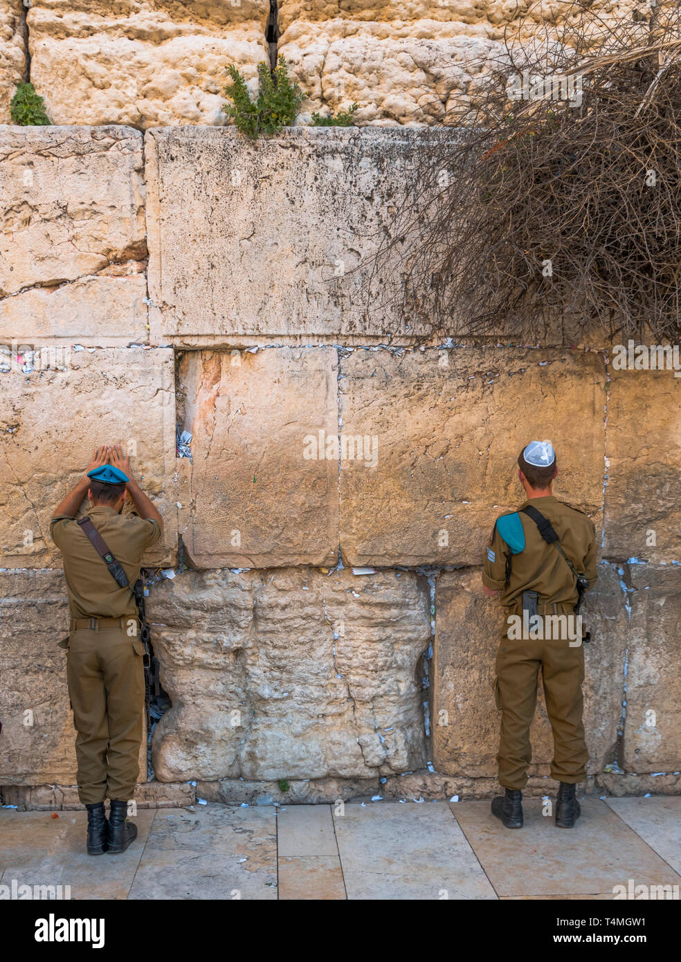 Gerusalemme,Israele,29-Marzo-2019:soldati israeliani prega al Muro Occidentale (il Muro del Pianto in Gerusalemme, Israele e preghiere su frammenti di carta sono ripieni di tra le pietre Foto Stock