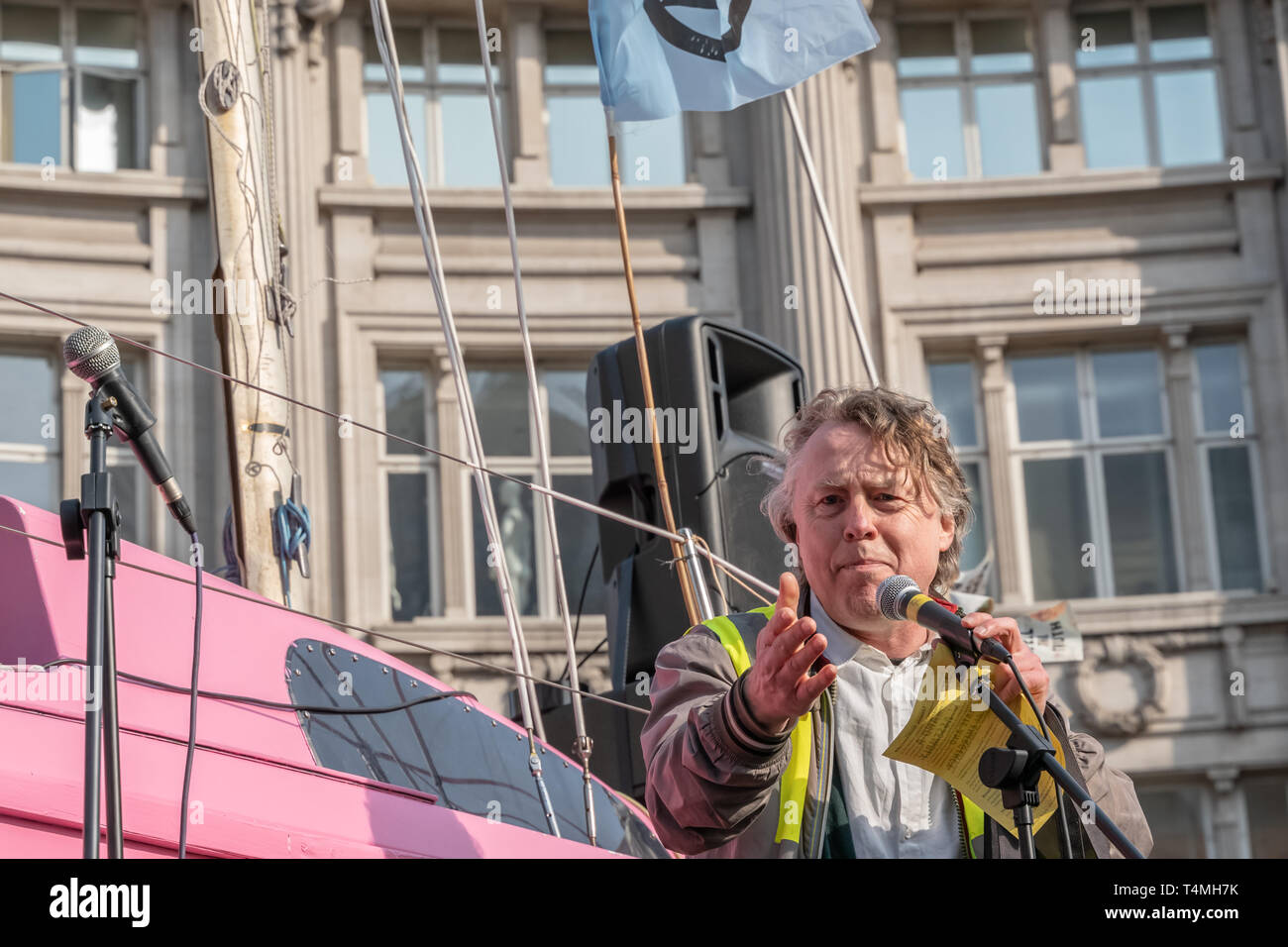 London, Regno Unito - 15 Aprile 2019: estinzione della ribellione gli attivisti portavoce ha parlato su una barca di rosa bloccato in Oxford Circus durante la environmental Foto Stock