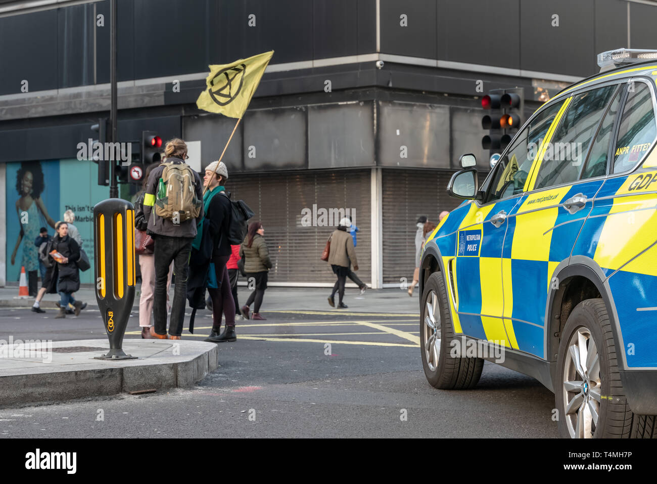 London, Regno Unito - 15 Aprile 2019: Polizia auto parcheggiate su Oxford street. Estinzione della ribellione gli attivisti bloccato Oxford Circus, Marble Arch, Piccadilly C Foto Stock