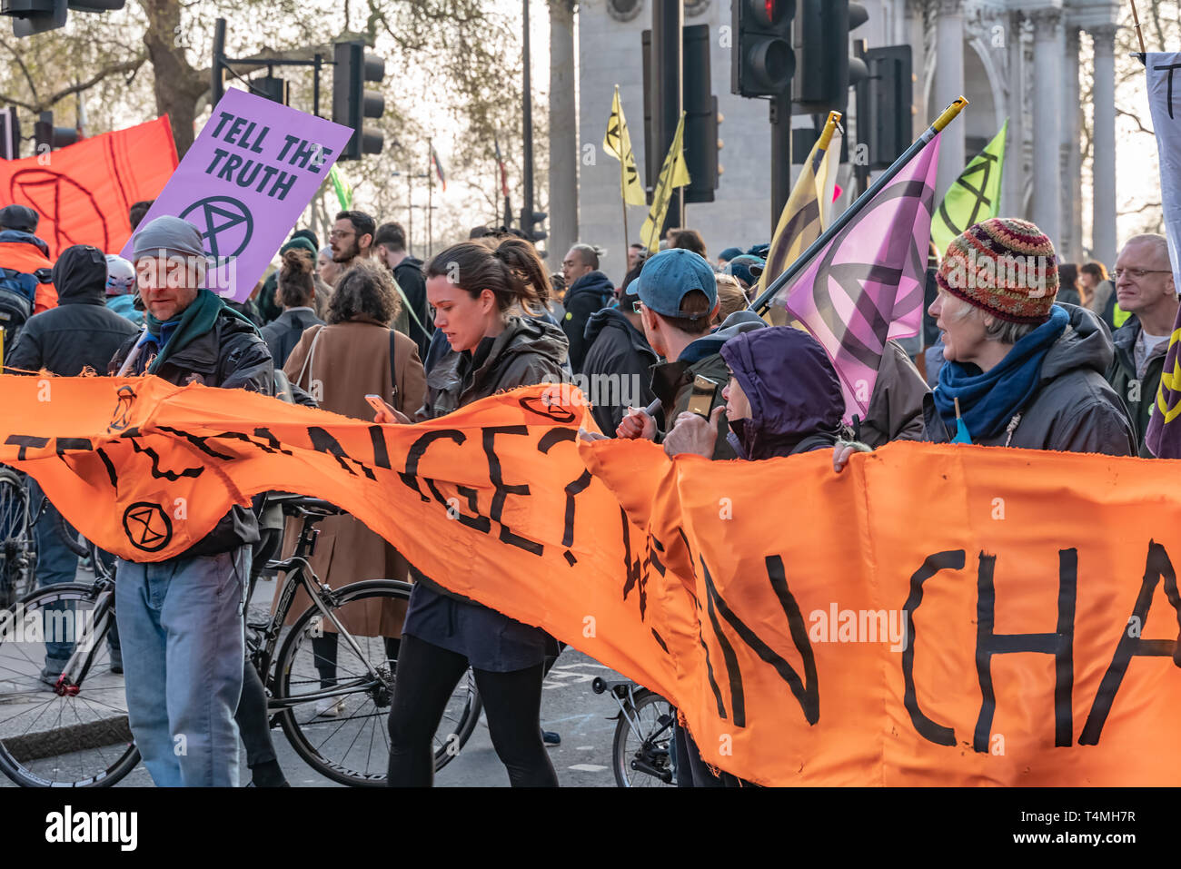 London, Regno Unito - 15 Aprile 2019: estinzione della ribellione gli attivisti barricade a Oxford Circus, militanti bloccato Oxford Circus, Marble Arch. Foto Stock