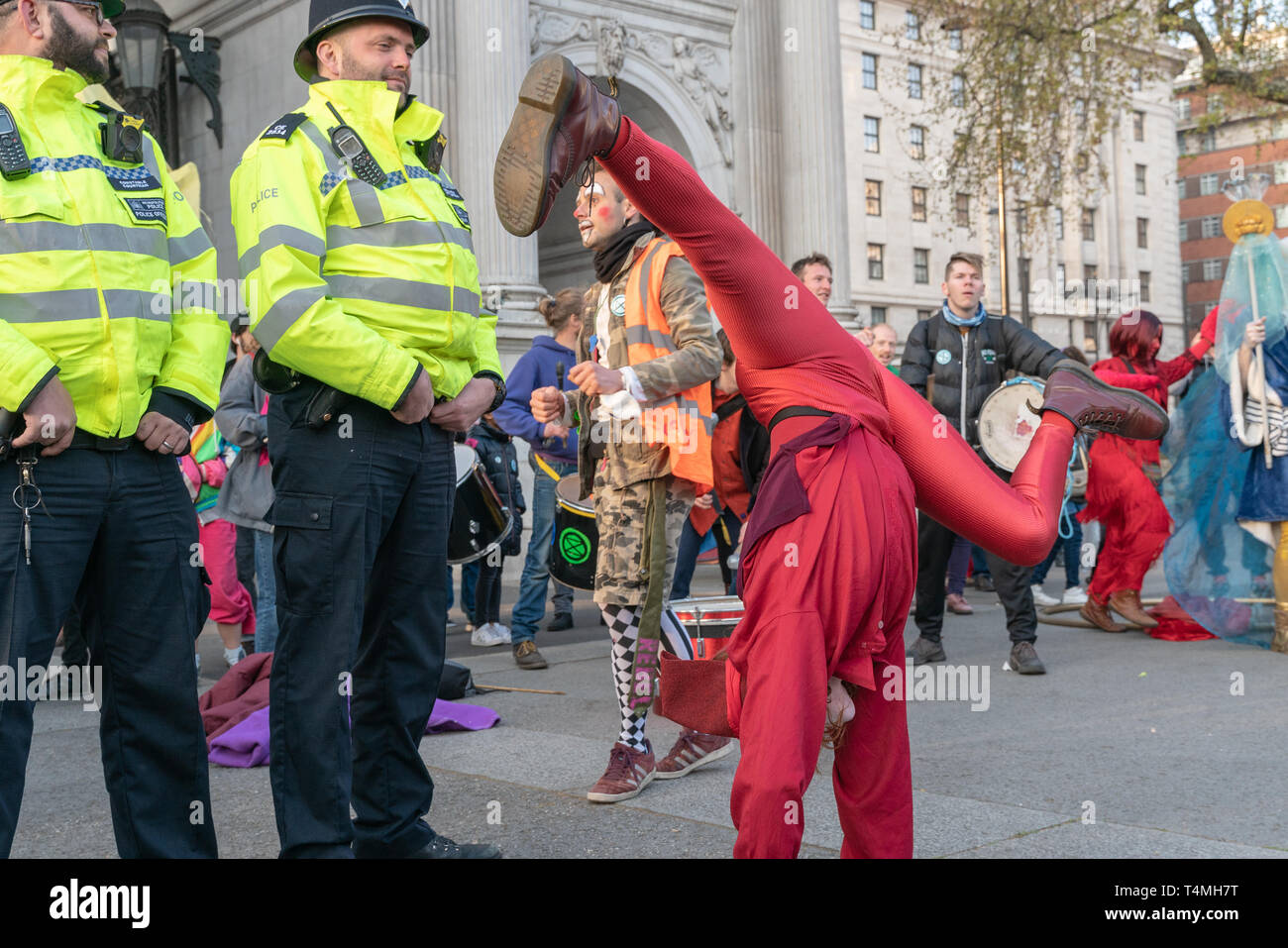 London, Regno Unito - 15 Aprile 2019: Clown pranking funzionari di polizia a Marble Arch. Estinzione della ribellione gli attivisti bloccato Oxford Circus, Marble Arch, Picca Foto Stock