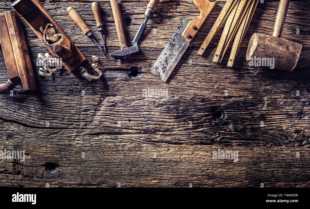 Parte superiore di vista vintage carpenter strumenti in un laboratorio di falegnameria Foto Stock