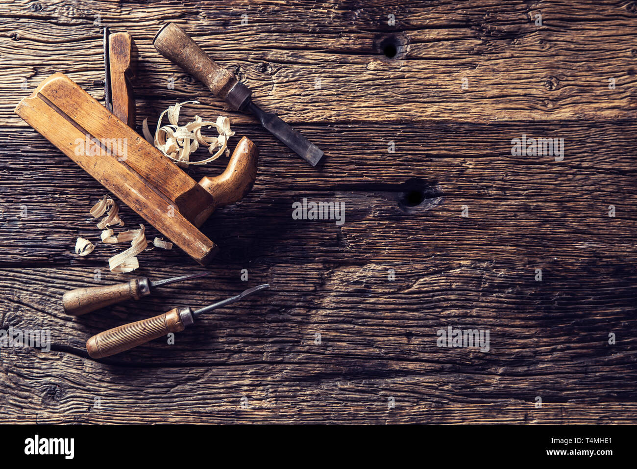In alto di view old ruspa e altri vintage carpenter strumenti in un laboratorio di falegnameria Foto Stock