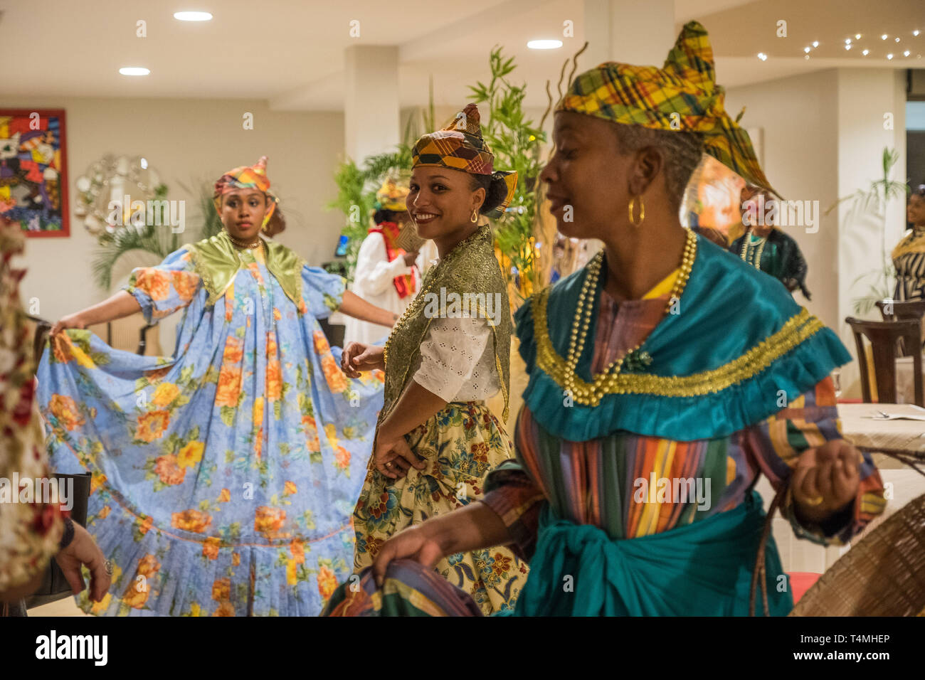 Donne Guianese mostra abiti tradizionali, Guyana, Cayenne, Francia Foto Stock